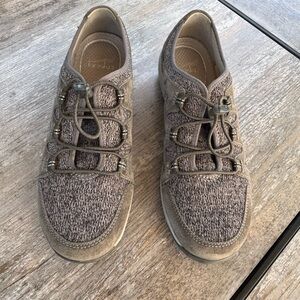 Dansko Holland Charcoal Gray Suede Shoe EU size 39. US 8-1/2 - 9. EUC